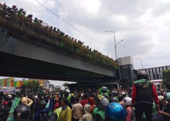 Mobil Dibakar hingga Dijarah Massa Dalam Bentrokan Mako Brimob Senen