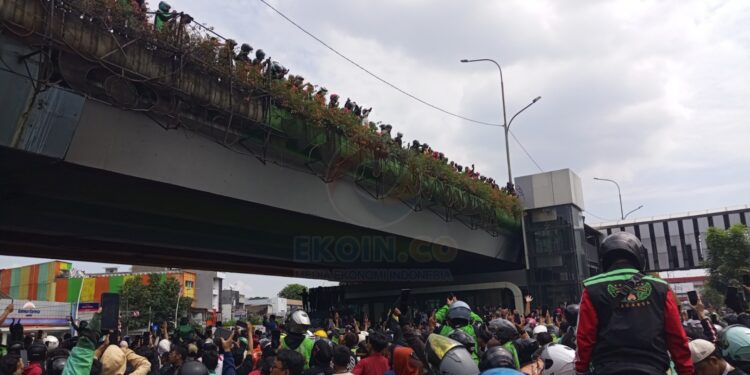 Mobil Dibakar hingga Dijarah Massa Dalam Bentrokan Mako Brimob Senen