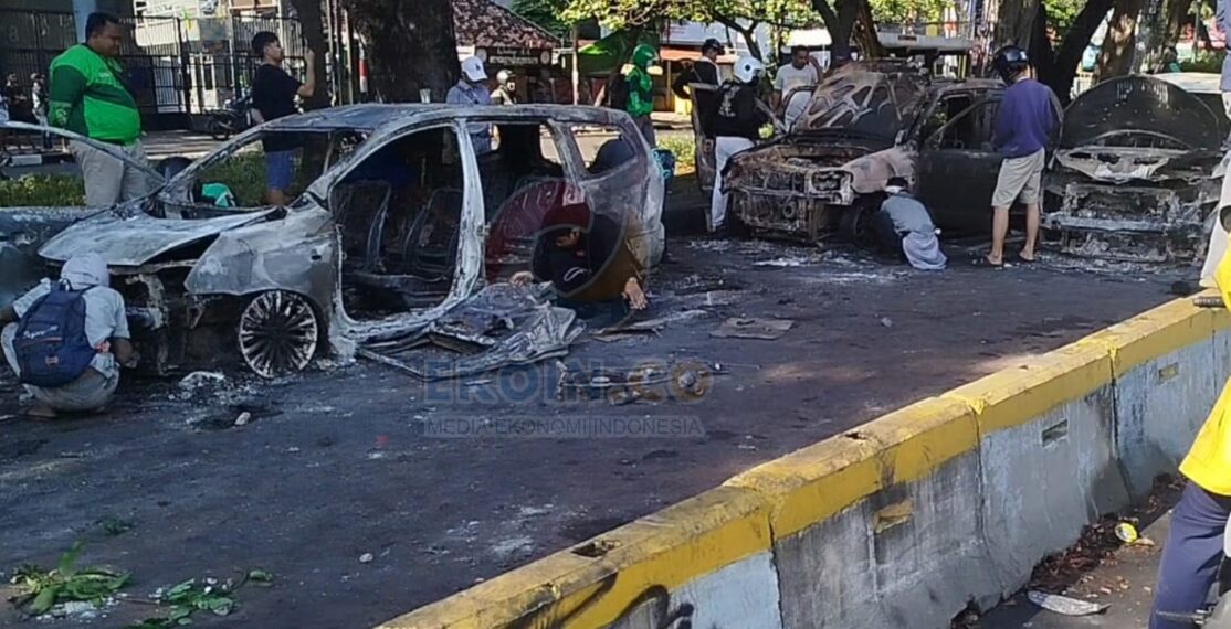 Mobil Dibakar hingga Dijarah Massa Dalam Bentrokan Mako Brimob Senen
