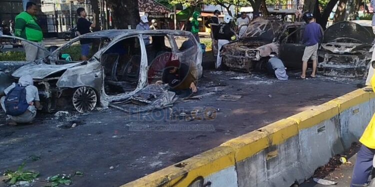 Mobil Dibakar hingga Dijarah Massa Dalam Bentrokan Mako Brimob Senen