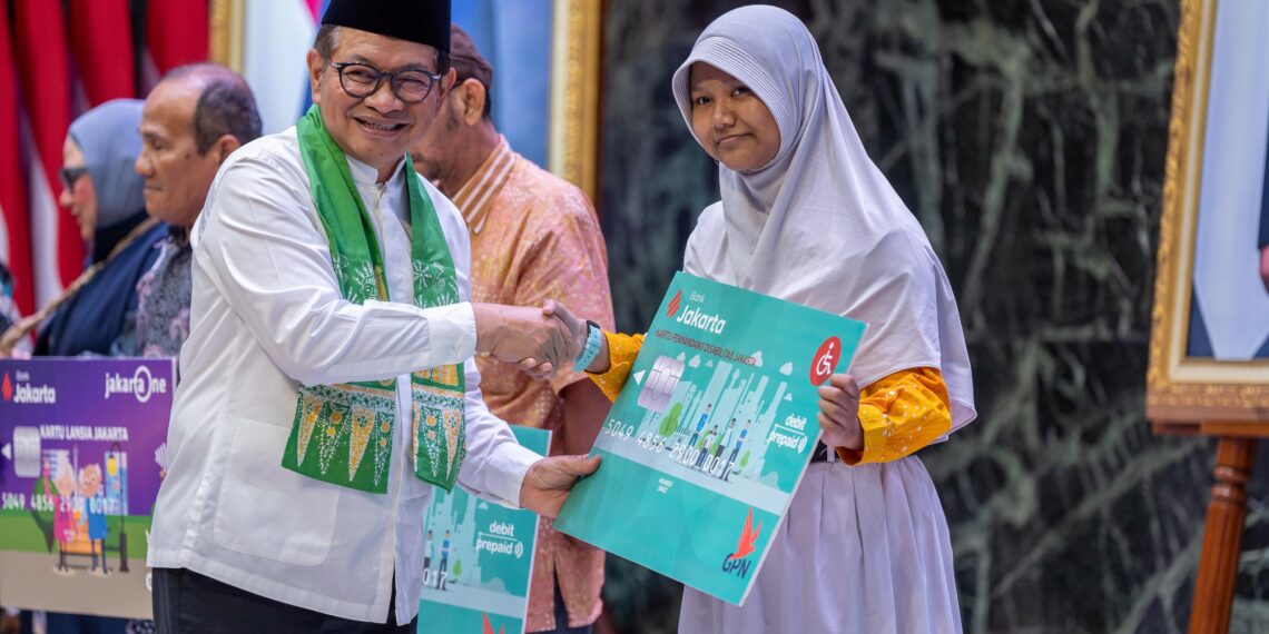 Bantuan Sosial Pemenuhan Kebutuhan Dasar Disalurkan di Jakarta