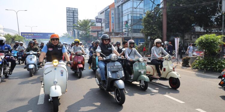 Ratusan Rider Vespa Ramaikan HUT Kemerdekaan Bersama Harris Bobihoe