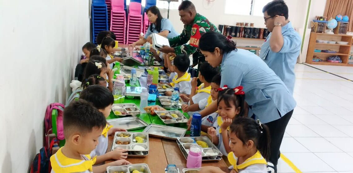 Babinsa Koramil 1710-02/Timika Dampingi Pelaksanaan Makan Bergizi Gratis (MBG) Di Wilayah Binaannya