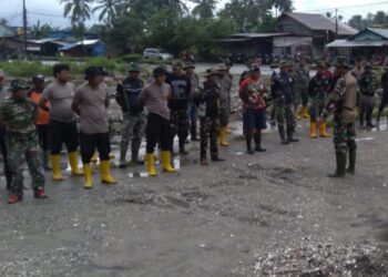 Hujan Deras Tidak Melunturkan Semangat Satgas TMMD 125 Kodim 1506/Namlea