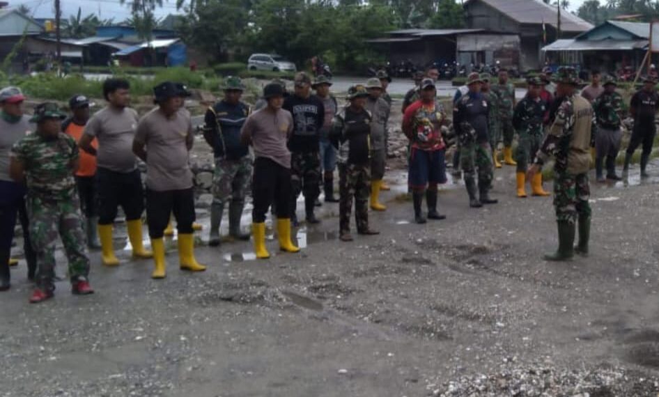 Hujan Deras Tidak Melunturkan Semangat Satgas TMMD 125 Kodim 1506/Namlea