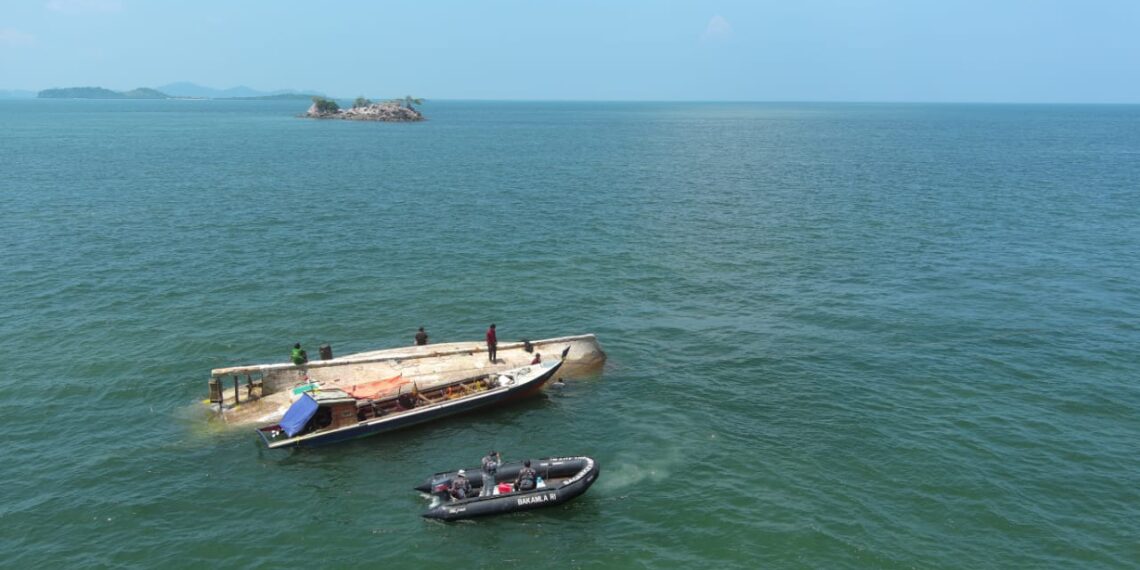 Bakamla RI Evakuasi KM Aneka Jaya Terbalik di Perairan Pulau Cucu Petong
