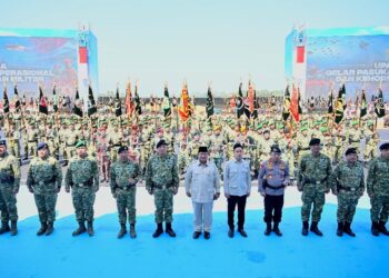 Panglima TNI Dampingi Presiden RI Prabowo Subianto Pada Upacara Gelar Pasukan Operasional dan Kehormatan Militer