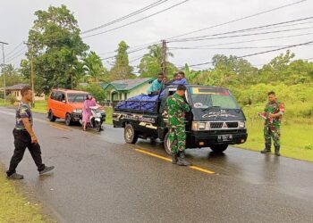 Babinsa Koramil 1710-07/Mapurujaya Semarakan HUT RI Ke-80, Bagikan Bendera Merah Putih Kepada Pengguna Jalan