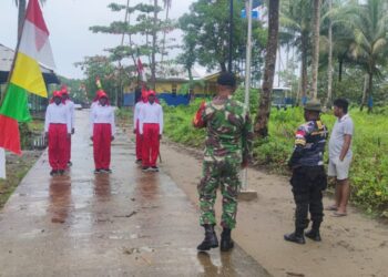Babinsa Koramil 1710-01/Kokonao Latih Paskibra Distrik Mimika Barat, Siap Kibarkan Merah Putih Di HUT Ke-80 Republik Indonesia