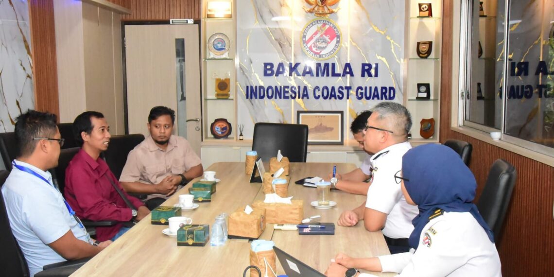 Bakamla RI – Korea Coast Guard Selamatkan 8 ABK WNI dari Dugaan TPPO di Korsel
