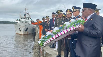 Dandim 1710/Mimika Ikuti Upacara Tabur Bunga di Pelabuhan Poumako Dalam Rangka Memperingati HUT Ke-80 Kemerdekaan RI