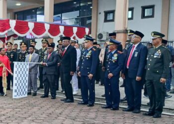 Personel Kodim 1710/Mimika Ikut Taptu dan Pawai Obor Peringatan HUT Ke-80 Kemerdekaan RI