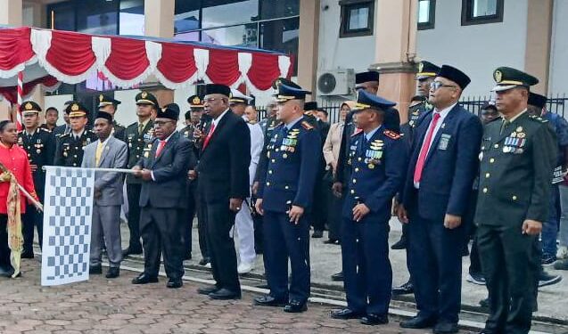 Personel Kodim 1710/Mimika Ikut Taptu dan Pawai Obor Peringatan HUT Ke-80 Kemerdekaan RI