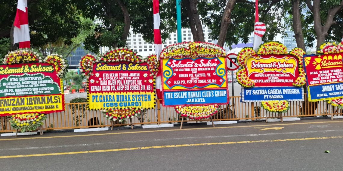 Kapolda Metro Jaya yang Baru Irjen Asep Edi Suheri Dibanjiri Karangan Bunga