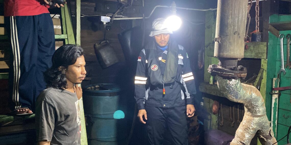 Bakamla RI Berhasil Selamatkan Kapal Nelayan Mati Mesin di Perairan Batam