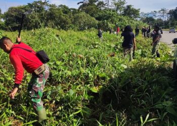 Jaga Aset, Anggota Kodim 1710/Mimika Bersihkan Lahan Satuan