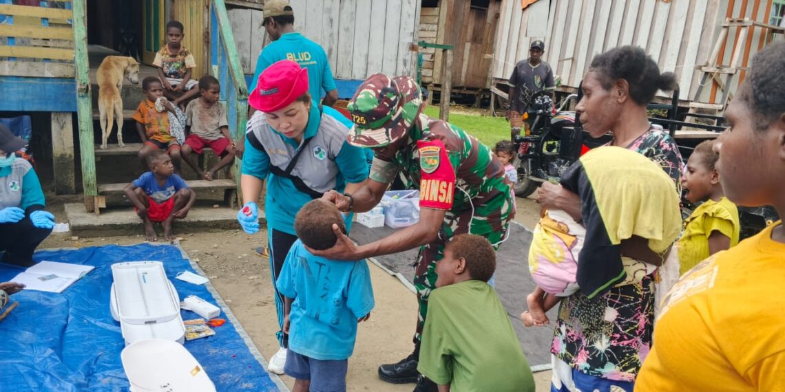 Babinsa Koramil 1710-01/Kokonao Dampingi Petugas Puskesmas Melaksanakan Pelayanan Kepada Masyarakat