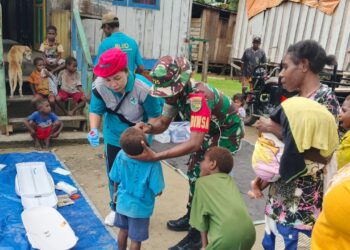 Babinsa Koramil 1710-01/Kokonao Dampingi Petugas Puskesmas Melaksanakan Pelayanan Kepada Masyarakat