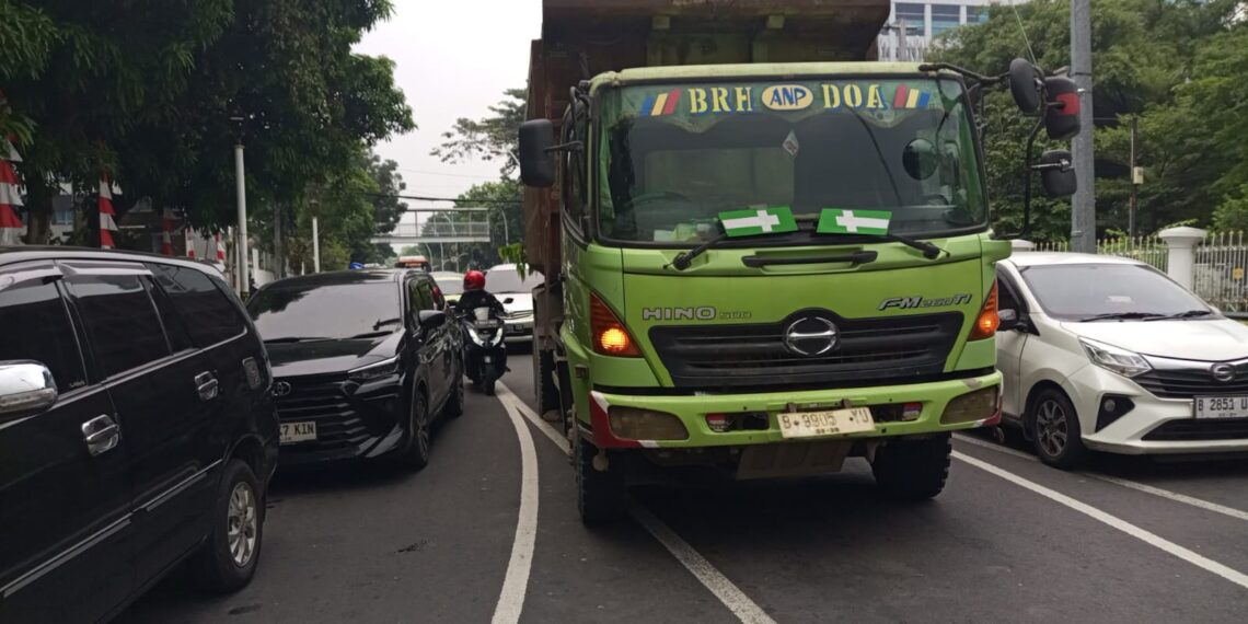 Truk Mogok di Lampu Merah RSCM Bikin Macet