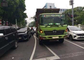 Truk Mogok di Lampu Merah RSCM Bikin Macet