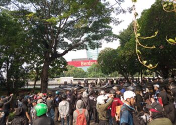 Demo di Depan DPR Ricuh, Polisi Bubarkan Massa dengan Water Cannon