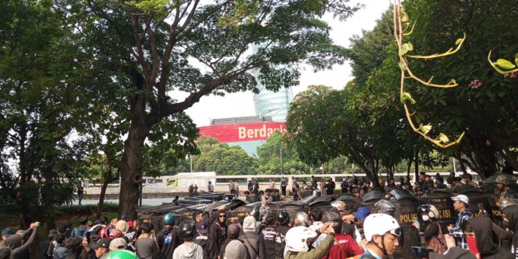 Demo di Depan DPR Ricuh, Polisi Bubarkan Massa dengan Water Cannon