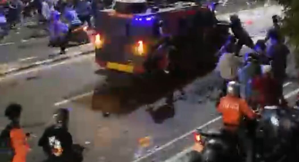 Baracuda Brimob Tabrak Massa, Driver Ojol Tewas Terseret – Ratusan Warga Kepung Markas Brimob Kwitang