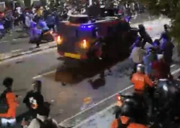 Baracuda Brimob Tabrak Massa, Driver Ojol Tewas Terseret – Ratusan Warga Kepung Markas Brimob Kwitang