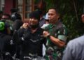 Prajurit TNI Bersama Masyarakat Gotong Royong Bersihkan Sisa Aksi Massa dan Evakuasi Kendaraan Terbakar