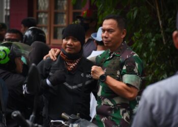 Prajurit TNI Bersama Masyarakat Gotong Royong Bersihkan Sisa Aksi Massa dan Evakuasi Kendaraan Terbakar