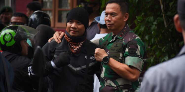 Prajurit TNI Bersama Masyarakat Gotong Royong Bersihkan Sisa Aksi Massa dan Evakuasi Kendaraan Terbakar