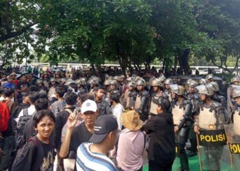 Aksi Demonstrasi di Gedung DPR Ricuh Setelah Ditembakkan Gas Air Mata, Massa Masuk ke Jalan Tol 