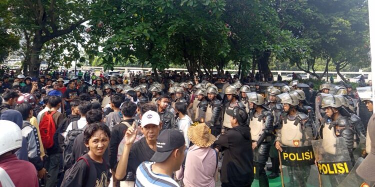 Aksi Demonstrasi di Gedung DPR Ricuh Setelah Ditembakkan Gas Air Mata, Massa Masuk ke Jalan Tol