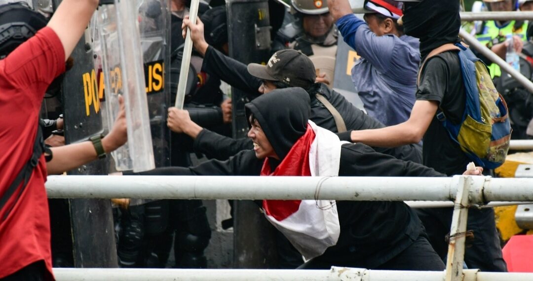 Massa Demonstrasi 25 Agustus Tergeletak di Depan Gedung DPR RI, Alami Luka Kepala Bocor