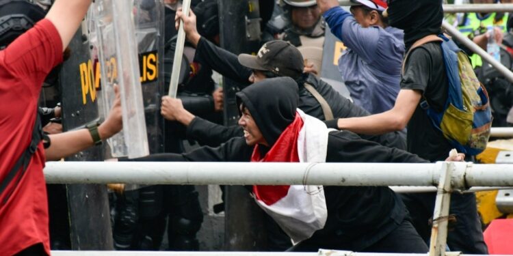 Massa Demonstrasi 25 Agustus Tergeletak di Depan Gedung DPR RI, Alami Luka Kepala Bocor