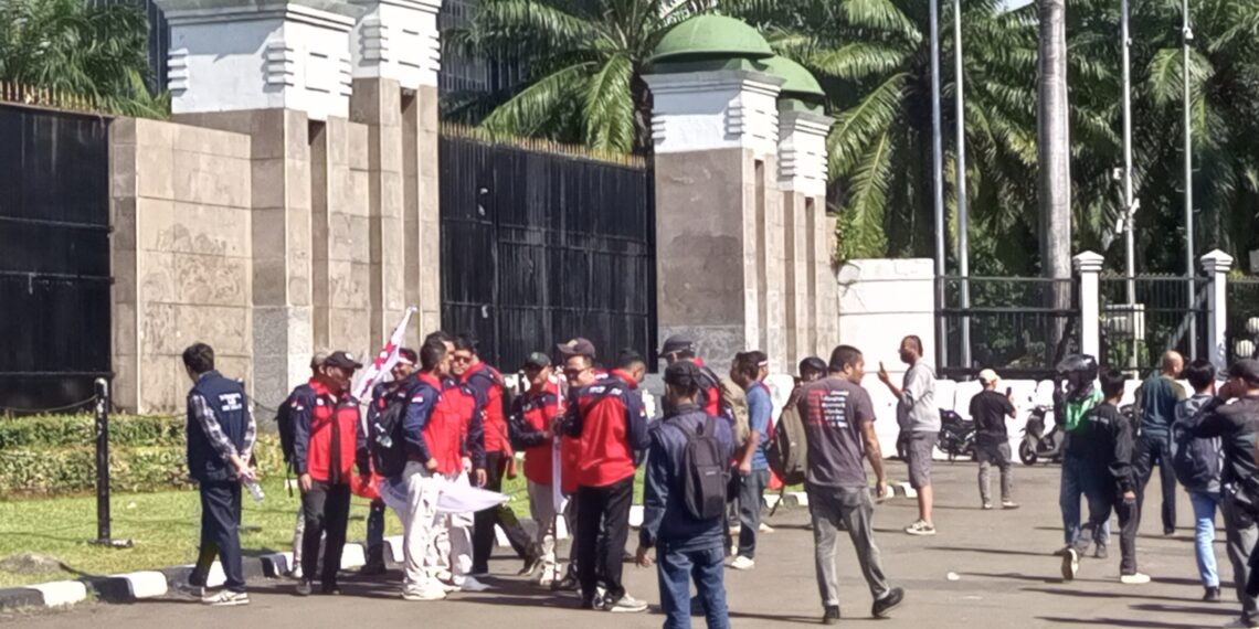 Demonstrasi di DPR, Buruh Tuntut Kenaikan Upah hingga Pembatasan Outsourcing
