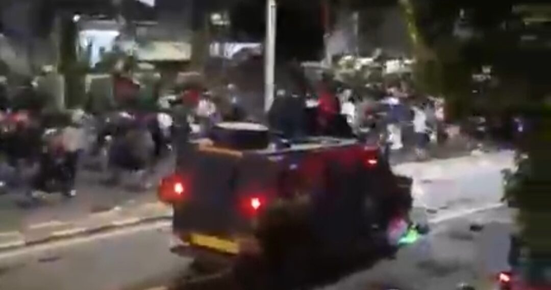 Ratusan Massa Kepung Markas Brimob Kwitang Setelah Baracuda Tabrak Driver Ojol