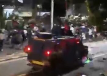 Ratusan Massa Kepung Markas Brimob Kwitang Setelah Baracuda Tabrak Driver Ojol