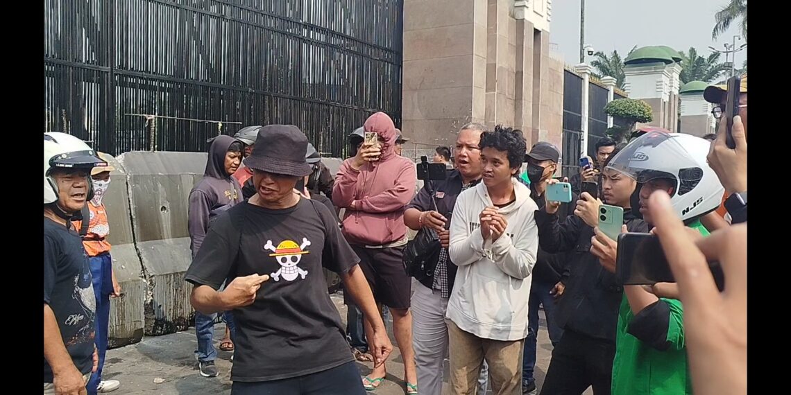 Masa Pendemo : “Baju One Piece di Bilang Ancaman, Tetapi Sama Allah Tidak Takut”