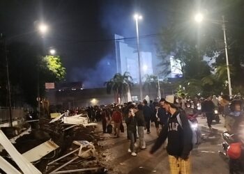 Gas Air Mata Bubarkan Demo DPR Malam Hari