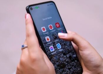 Menyimpan dokumen pribadi di galeri ponsel sangat berisiko karena minim perlindungan keamanan.