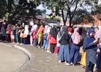 Warga Antre Panjang Demi Beras Murah