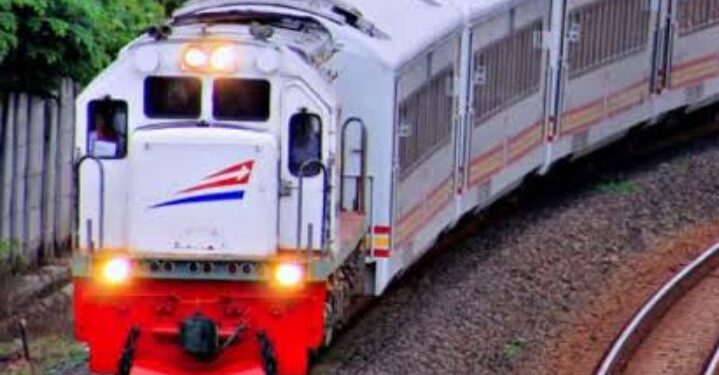 DPR Desak KAI Tambah Gerbong Khusus Perokok di Kereta Api