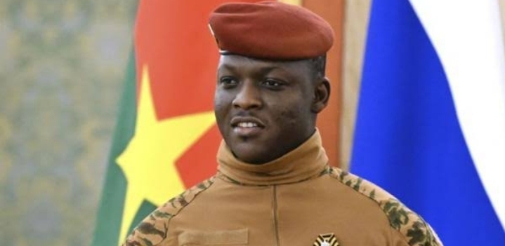 Presiden Afrika Termuda Tolak Trump dan Gajinya