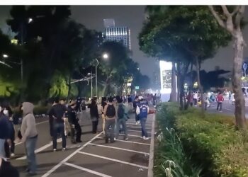 Ricuh di DPR: Mahasiswa dan Masyarakat Ambil Alih Aksi Buruh, Polisi Tembakkan Meriam Air