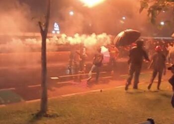 Demo Senayan Ricuh, Polisi Dilempari Molotov