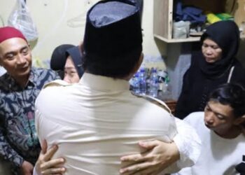 Prabowo Peluk Orang Tua Ketika Melayat Rumah Duka  Affan Kurniawan