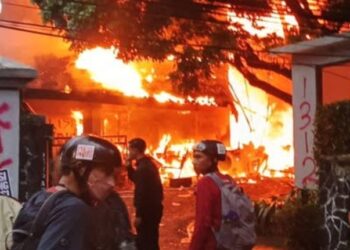 Ricuh Demo di DPRD Jabar, Rumah Terbakar Motor Hangus