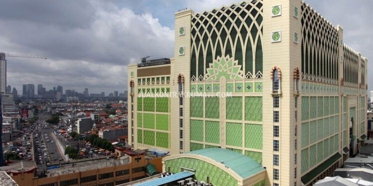 Meski Terlihat Sepi, Penjualan Baju Adat di Pasar Tanah Abang Meningkat Jelang 17-an