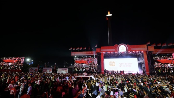 Karnaval Bersatu Warnai Malam Jakarta Penuh Antusiasme